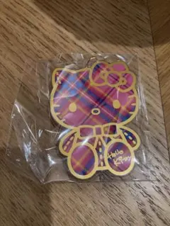 ハローキティー　シークレットアクリルキーホルダー　タータン　50周年　ピンク