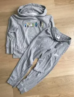 マイクラパーカーとナイキスウェットパンツ140