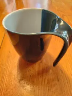 ダークブルーとホワイトのマグカップ