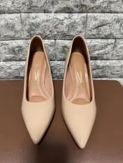 Christian Louboutin パテントパンプス ベージュ - メルカリ
