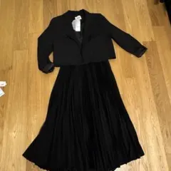 ブラックスカートスーツ クロップドジャケット付き