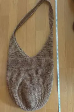 夏　ブラウン　 編みショルダーバッグ　鞄　たっぷり入るサイズ