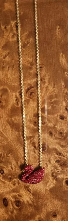 スワロフスキー　赤クリスタル　スワン　デザイン　ネックレス