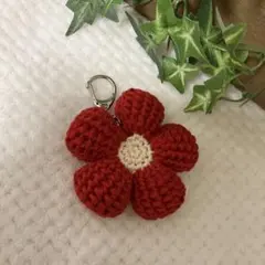 花形編み物　バッグチャーム　キーホルダー　赤　ハンドメイド　アクセサリー