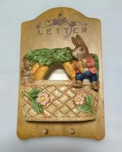 ウサギと花の陶器壁掛けレターラック 手紙・小物掛け 木製ベース 箱付き