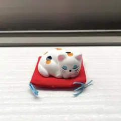 寝てる猫　白い猫の陶器置物 赤いマット付き　3㎝　アンティーク　ミニチュア