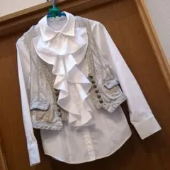 USED⭐白フリルシャツ＆グレーミニ丈ベスト２点set⭐キレイ目カジュアルに〜♪