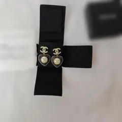 CHANEL ゴールドハートロゴピアス