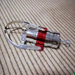 ＭＥＧＡ　クレーン アームキーホルダー　レッド