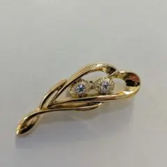 エレガントな金色ブローチ