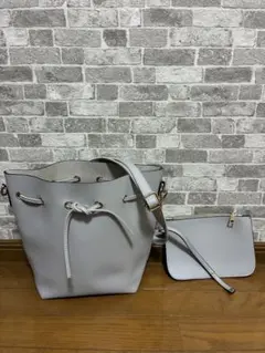 ライトグレー色のバケツ型ショルダーバッグ　紐付き小物用ポーチ付　美品