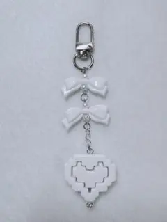 ビーズキーホルダー　ホワイトリボン