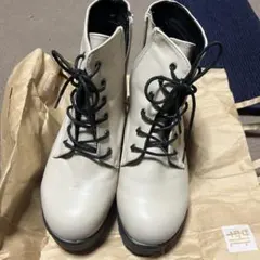 ホワイトレザーブーツ