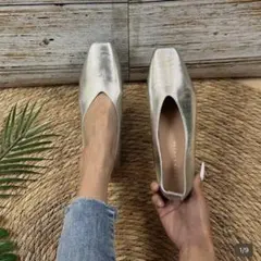 EEE シルバー スクエアトゥ フラットシューズ