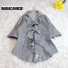 【ナラカミーチェ】襟付きフロントフリルストライプ5分袖ブラウス 紺白 ストレッチ
