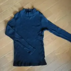 150センチ、ブラックハイネックシャツ、伸縮性ありで着やすいです！