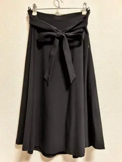 リボン付き紺色フレアひざ丈スカート