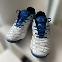 Umbro サッカーシューズ ホワイト/ブルー　２１センチ