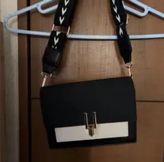 ショルダーバッグ 黒と白 合成皮革