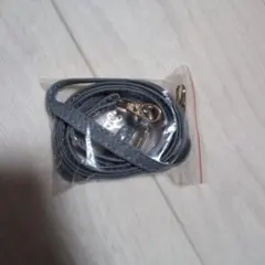 グレー 合成皮革 ストラップ カラビナ式