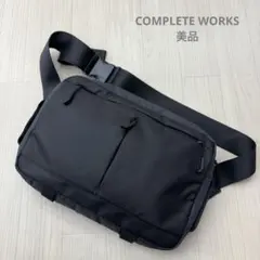 美品 コンプリートワークス スリングバッグ ボディバッグ ブラック