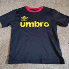 umbro 黒いシャツ 赤い襟