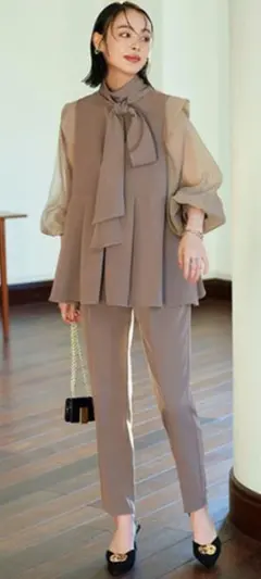 美品*井川遥さん loin. ロワン*三越伊勢丹限定*Vネック ワンピース 美品*井川遥さん loin. ロワン*三越伊勢丹限定*Vネック ワンピース