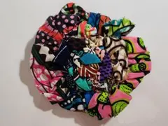 カラフルな布製花形ブローチ