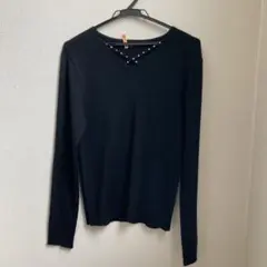 23区
黒 Vネックセーター サイズ44 ビジュー付き