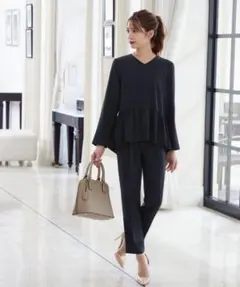裾フレアVネック長袖ブラウス・テーパードパンツの2点セット