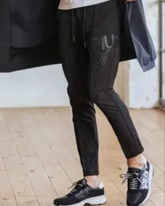 1PIU1UGUALE3 ブラック ジョガーパンツ