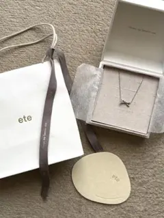 ete リボンモチーフ ネックレス シルバーカラー　プラチナムのサムネイル