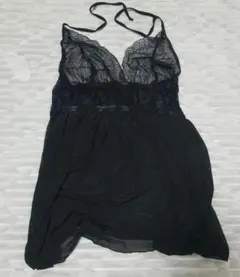 レース付きブラックキャミソール
