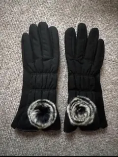 【値下げ中】レディース手袋 黒 ファー付き スマホ対応ワンポイント入り