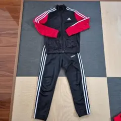 adidas 黒 赤 ジャージ 140