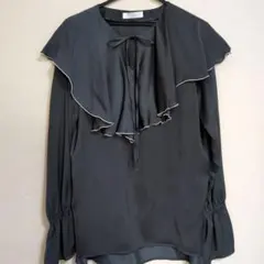 ダークグレー フリル付きシャツ