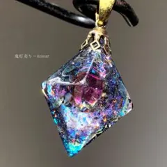 魔法世界の入り口を閉じ込めて ─ 蓄光オルゴナイト宇宙レジンネックレス