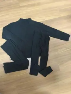 UNIQLO黒リブハイネックフリースカットソーとタイツ2枚