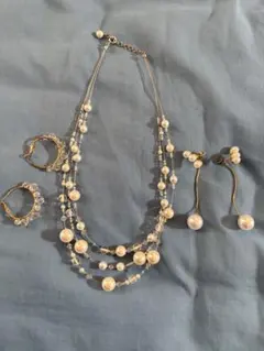 パールとクリスタルのネックレスとイヤリングセット