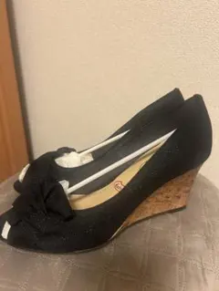 黒 リボン付き ウェッジヒールパンプス
