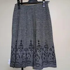 刺繍入りグレーひざ丈フレアスカート
