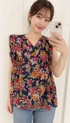 JILLSTUART★ジルスチュアート★花柄フリルノースリーブブラウスＳネイビーのサムネイル