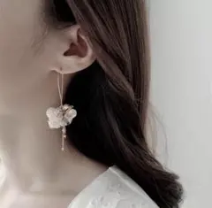 花モチーフ ピアス ゴールド ホワイト