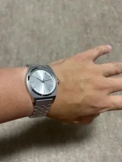 NIXON 腕時計 シルバーカラー クォーツのサムネイル