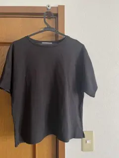 Elura 黒の半袖Tシャツ