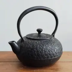 照光堂 心斎 造 桜尽紋 鉄瓶 釜師 煎茶道具 茶道具 南部鉄器 急須 照光堂 心斎 造 桜尽紋 鉄瓶 釜師 煎茶道具 茶道具 南部鉄器 急須