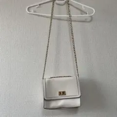ホワイトショルダーバッグ ゴールド金具