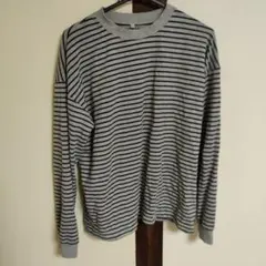 グレーと黒のストライプ長袖トップス　パジャマ向き