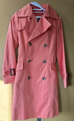 ピンク トレンチコート