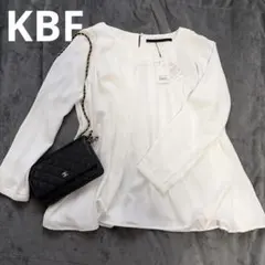 【新品タグ付き】KBF タックフレアブラウス　長袖 ホワイト　とろみ素材のサムネイル